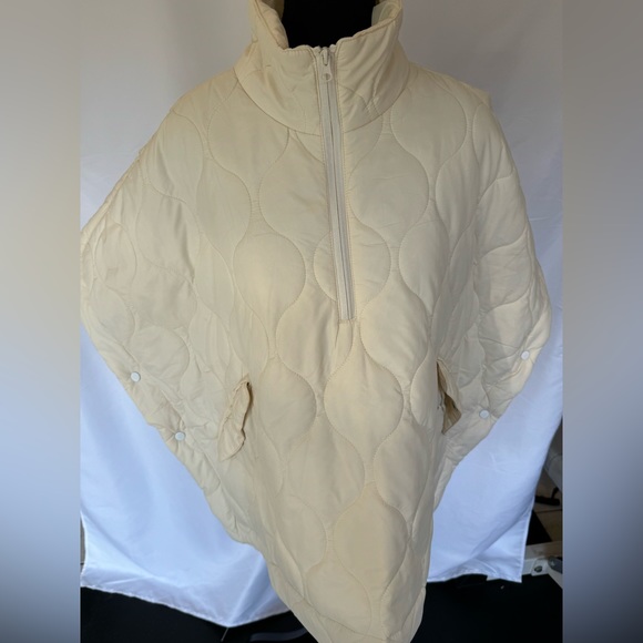 NWT F.I.N.D.S cream quilted shawl/cape - Picture 2 of 8